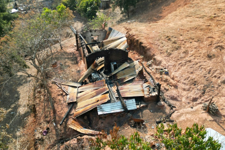 Vue aérienne This aerial view shows a house destroyed by a bombing of alleged members of Los Ardillos drug cartel in Alcozacan, Guerrero state, Mexico on May 20, 2026.