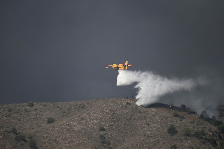 Un avion bombardier d'eau Canadair largue une cargaison d'eau sur un feu de forêt près de Los Gallardos, dans la province d'Almería, le 10 juillet 2026 en Espagne