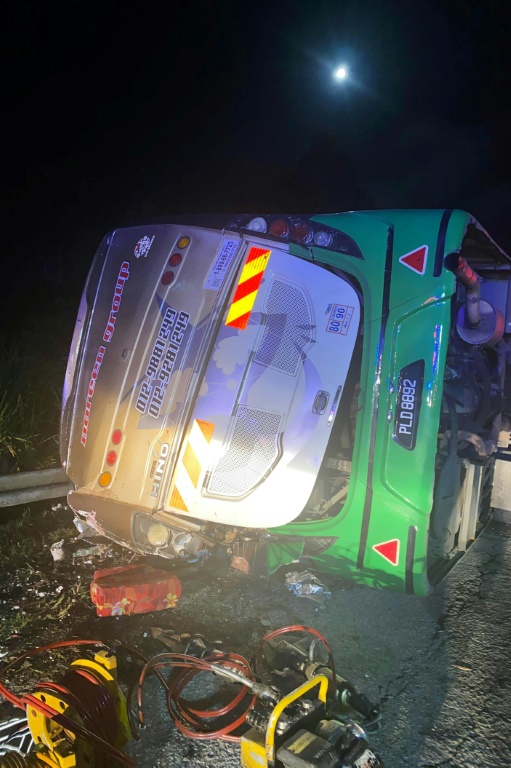 Photo prise et diffusée par le service d'incendie et de secours de Perak, le 9 juin 2025, montrant un minivan après sa collision avec un autobus à Gerik-Jeli, dans l'État de Perak, en Malaisie
