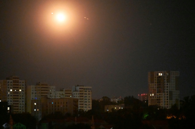 Les défenses ukrainiennes intercepent des missiles russes au-dessus de Kiev, le 15 juin 2026