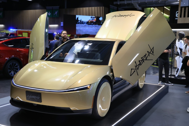 La Tesla Cybercab, un robotaxi électrique entièrement autonome de deux places sans volant ni pédales ni aucune commande de conduite manuelle, au Salon de l'auto à Paris le 12 octobre 2026