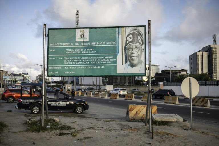 Un panneau d'affichage annonce la construction de l'autoroute côtière Lagos-Calabar à Lagos, le 17 avril 2026.