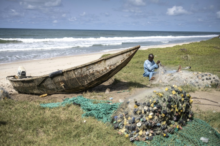 Un pêcheur installe un filet sur la plage de la communauté de Mosherel Kawga, le long de la route côtière reliant Lagos à Calabar, sur la péninsule de Lekki, dans l'État de Lagos, le 17 avril 2026.