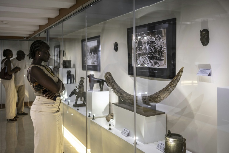 Une visiteuse admire une défense d'éléphant provenant du royaume du Bénin au Musée national de Lagos, le 23 avril 2026.