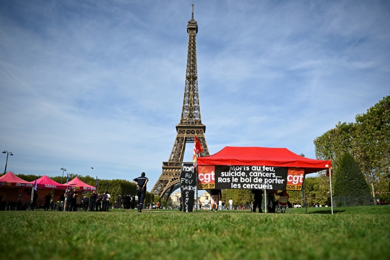 Le campement des syndicats de pompiers installé au pied de la tour Eiffel à Paris, le 27 septembre 2026