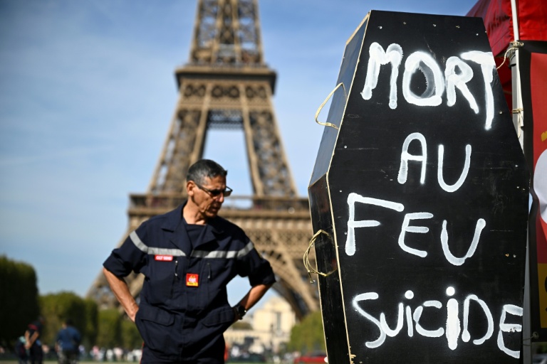 Sur le campement des syndicats de pompiers installé au pied de la tour Eiffel à Paris, le 27 septembre 2026