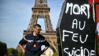 Sur le campement des syndicats de pompiers installé au pied de la tour Eiffel à Paris, le 27 septembre 2026