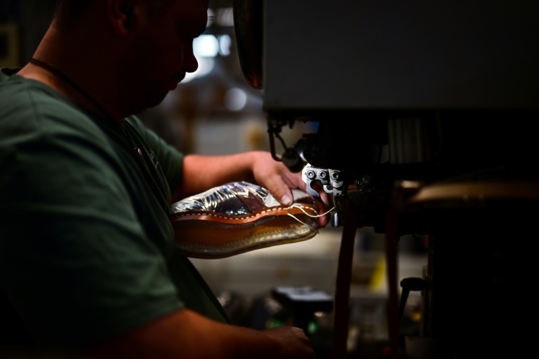 Un ouvrier coud une chaussure, dans l'usine Paraboot de Saint-Jean-de-Moirans, en Isère, le 27 mai 2025