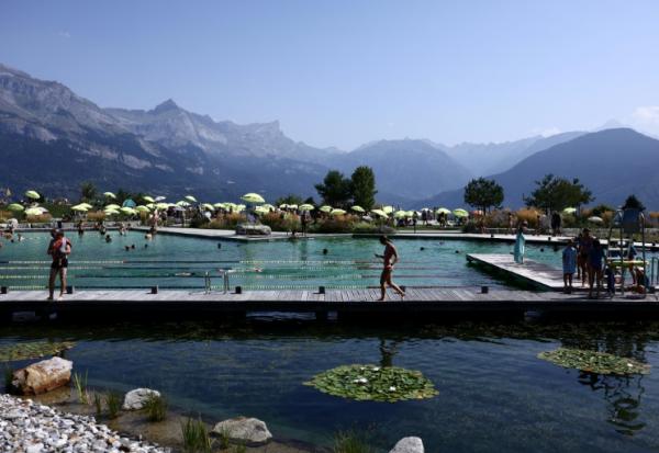 Vue du plan d'eau biotope et de ses bassins de filtration naturelle, à Combloux, en Haute-Savoie, le 12 août 2026