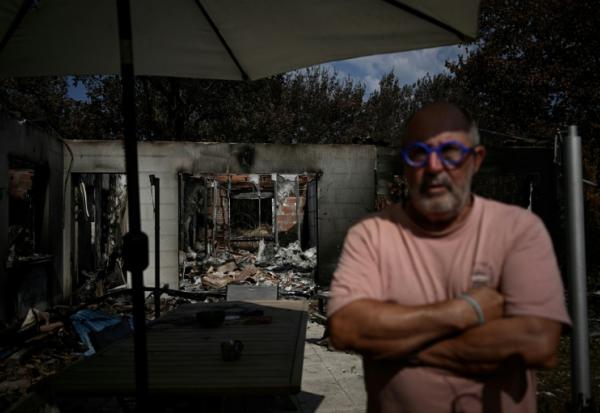 Yves Brugieregarde devant sa maison détruite par le mégafeu de juillet, le 13 août 2026 au Porge, en Gironde