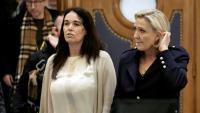 La présidente du groupe RN à l'Assemblée nationale Marine Le Pen, à droite et à sa gauche Catherine Griset, le 21 janvier 2026 au palais de justice de Paris