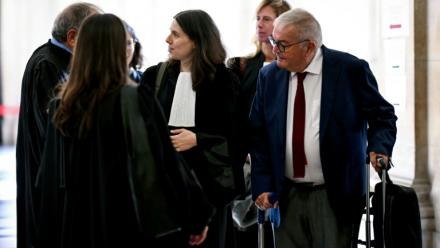L'ancien garde des Sceaux Michel Mercier (d) arrive au palais de justice de Paris pour le procès en appel du MoDem sur le détournement de fonds du Parlement européen, le 9 septembre 2026