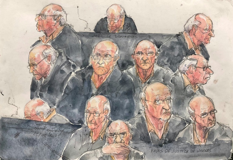 Croquis d'audience du 22 mai 2025 montrant l'ex-chirurgien pédocriminel Joël Le Scouarnec réagissant lors de l'audience de son procès pour viols et agressions sexuelles, au palais de justice de Vannes, dans le Morbihan