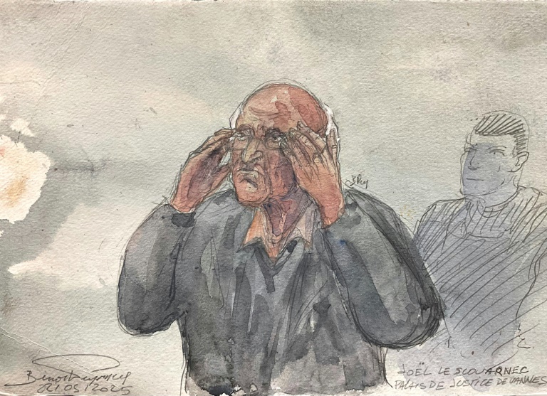 Croquis d'audince du 22 mai 2025 montrant l'ex-chirurgien pédocriminel Joël Le Scouarnec lors de son procès pour viols et agressions sexuelles au palais de justice de Vannes, le 22 mai 2025 dans le Morbihan