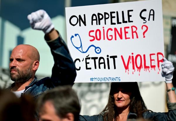 Manifestation de victimes de Joël Le Scouarnec devant le tribunal de Vannes (Morbihan), le 19 mai 2025