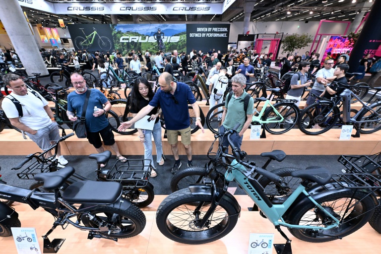 Des visiteurs au salon du vélo Eurobike à Francfort, 24 juin 2026 en Allemagne
