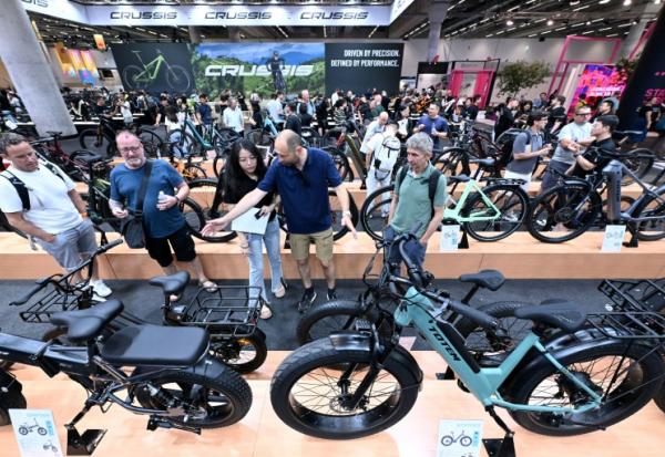 Des visiteurs au salon du vélo Eurobike à Francfort, 24 juin 2026 en Allemagne