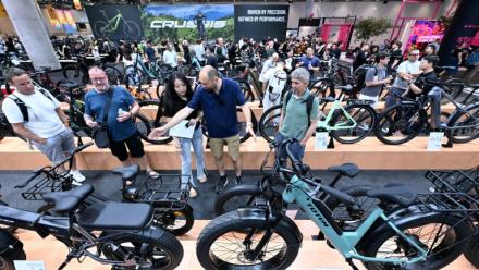Des visiteurs au salon du vélo Eurobike à Francfort, 24 juin 2026 en Allemagne