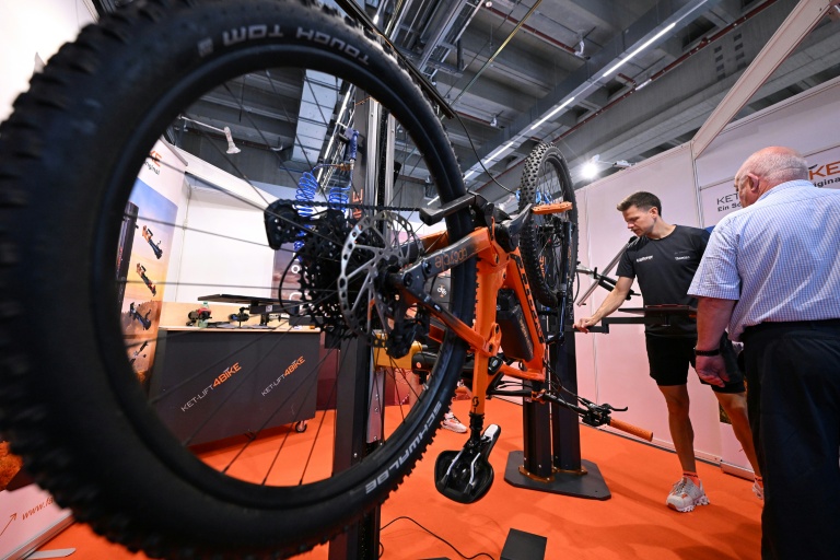 Des visiteurs au salon du vélo Eurobike à Francfort, le 24 juin 2026 en Allemagne