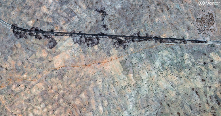 Photo satellite prise le 30 octobre et publiée le 31 octobre 2025 par Vantor, montrant une zone incendiée au nord-ouest d'El-Facher