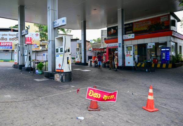Une station-service fermée pour cause de pénurie de carburant, le 17 mars 2026 dans la banlieue de Colombo