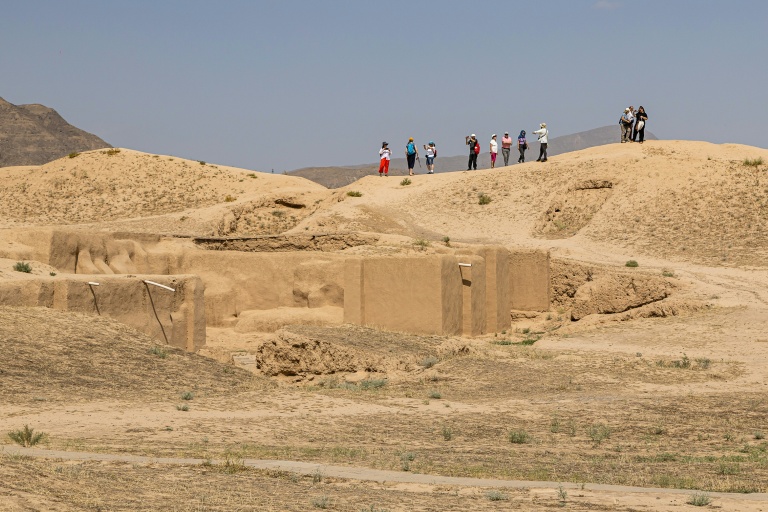 Touristes visitant les ruines de Nissa au Turkménistan, le 14 juin 2026