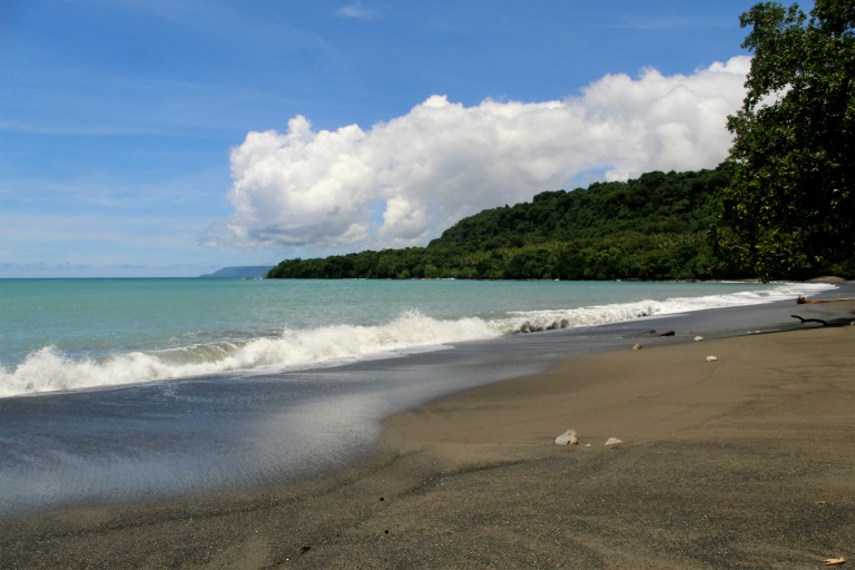 Une plage à Matantas, dans la zone protégée de Vatthe, sur l'île d'Espiritu Santo, au Vanuatu, le 1er février 2026