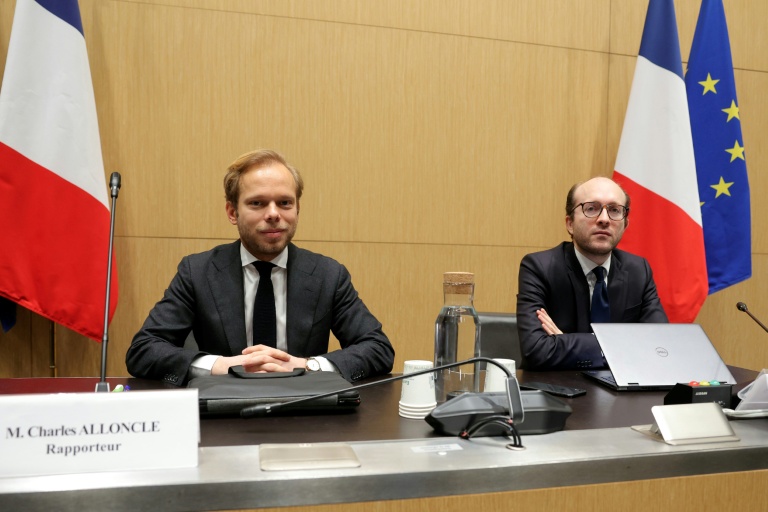 Le député UDR Charles Alloncle (G) et le président de la commission d'enquête parlementaire sur l'audiovisuel public  Jérémie Patrier-Leitus (Horizons), à l'Assemblée nationale à Paris le 2 février 2026