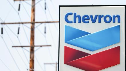 Le logo Chevron dans une station-service californienne, le 22 mai 2023