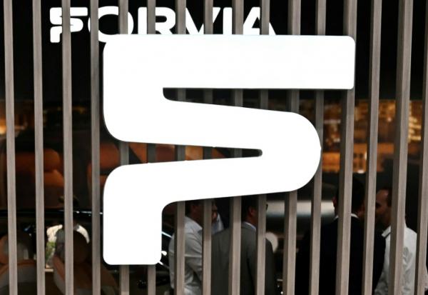 'équipementier automobile français Forvia, en difficulté depuis plusieurs années, a annoncé lundi la vente de sa division d'aménagements intérieurs au gestionnaire d'actifs américain Apollo