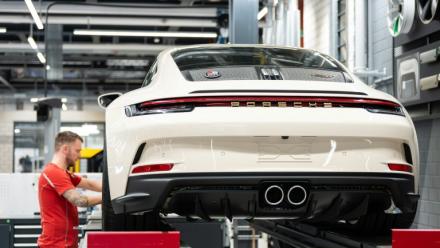 Un employé travaillant sur une Porsche 911, le modèle historique de la marque, à l'usine de Zuffenhausen, le 6 mars 2025