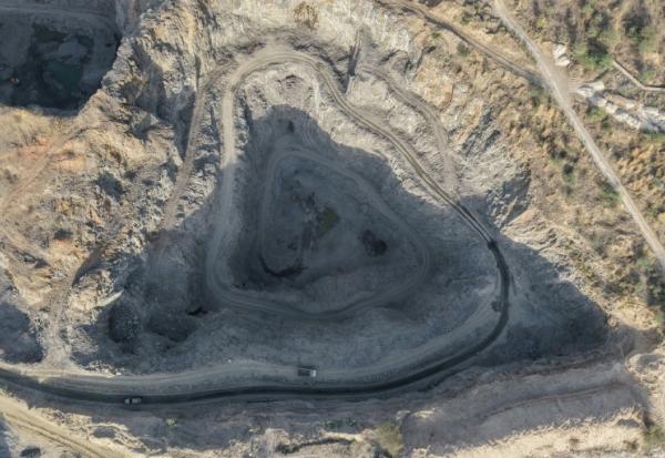 Vue aérienne d'une carrière dans les monts des Aravallis, le 19 mai 2026 à  Neem ka Thana, dans l'Etat indien du Rajasthan 