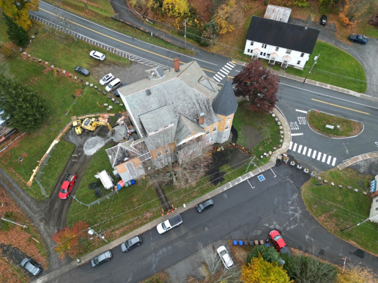 Cette vue aérienne montre la construction en cours d'un point d'accès canadien à la bibliothèque Haskell, qui est traversée par la frontière canado-américaine, marquée par des rochers, à Stanstead le 22 octobre 2025