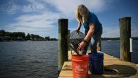 Kimberly Price, sur le ponton de sa maison où elle cultive des huîtres, à Crownsville, dans la baie de Chesapeake, le 20 mai 2025 dans le Maryland