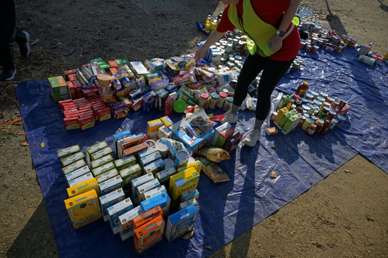 Des bénévoles de l'association People's Pantry Food déposent des denrées alimentaires lors d'une récolte devant le ministère américain de l'Agriculture, à Washington, le 30 octobre 2025