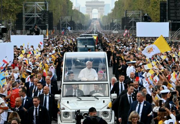 Le pape Léon XIV descend l'avenue des Champs-Elysées sous les acclamations à Paris le 26 septembre 2026