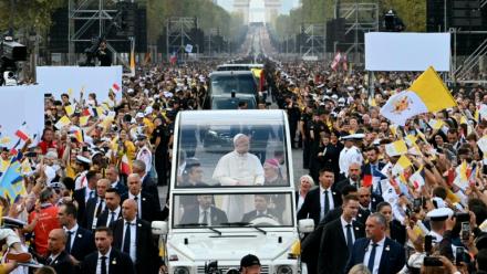 Le pape Léon XIV descend l'avenue des Champs-Elysées sous les acclamations à Paris le 26 septembre 2026
