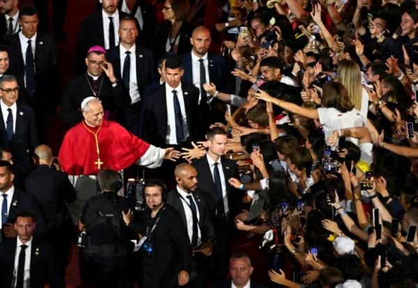 Le pape Léon XIV salue la foule alors qu'il quitte les lieux à l'issue d'une veillée de prière avec des jeunes au Stade de France, à Saint-Denis, en banlieue parisienne, le 25 septembre 2026, dans le cadre de sa visite de quatre jours en France