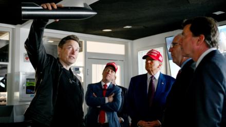 Elon Musk (g) et le président élu américain Donald Trump (3e g) dans une salle de contrôle avant le lancement d'un vol d'essai de la fusée Starship de SpaceX, le 19 novembre 2024 à Brownsville, au Texas
