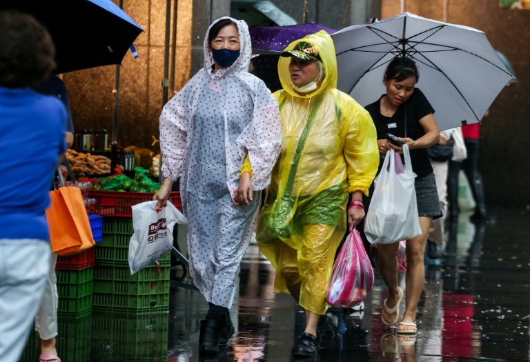 Des clients transportent leurs courses dans des sacs en plastique sur un marché à Keelung, le 9 juin 2026 à Taïwan
