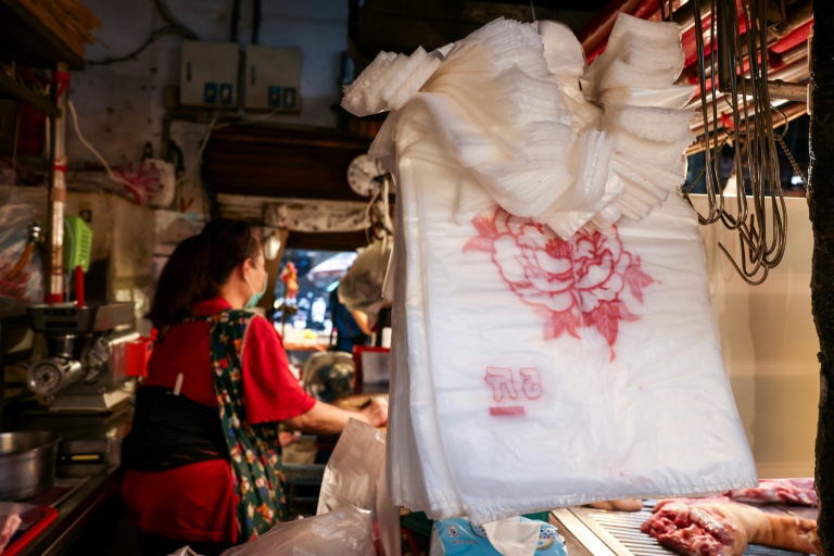 Des sacs en plastique sont visibles sur un marché local de Keelung, à Taïwan, le 9 juin 2026