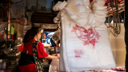 Des sacs en plastique sont visibles sur un marché local de Keelung, à Taïwan, le 9 juin 2026