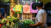 Des sacs en plastique sur un marché de Keelung, à Taïwan, le 9 juin 2026