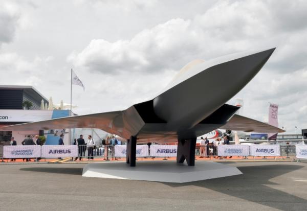 Une maquette du NGF, futur avion de combat européen du programme Scaf présenté au Bourget, le 20 juin 2023 