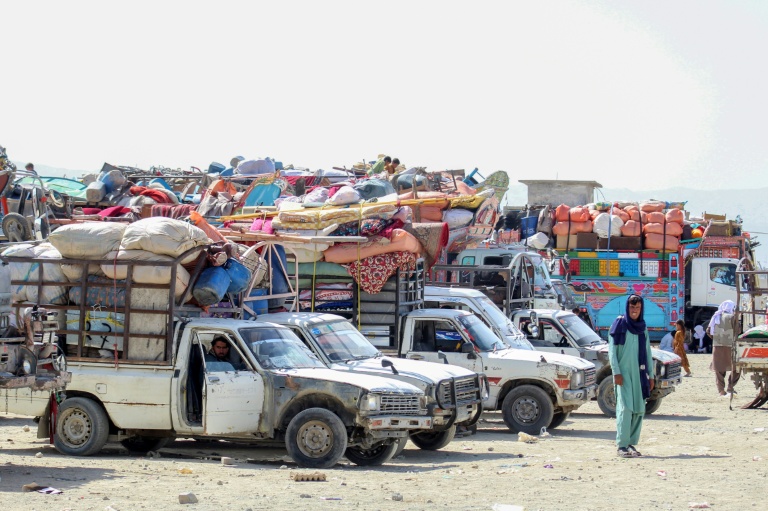 Des réfugiés afghans au Pakistan sont rassemblés près de la frontière avant d'être renvoyés dans leur pays, le 4 septembre 2025 à Chaman, au Pakistan