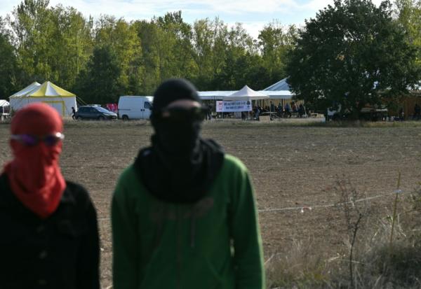 Des opposants à l'autoroute A69, qui doit relier Toulouse à Castres et être mise en service début novembre, manifestent sur un terrain agricole de Cambounet-sur-le-Sor, dans le Tarn, le 10 octobre 2026 