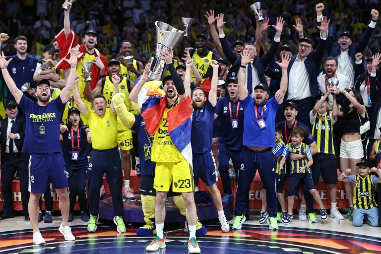 Les joueurs de Fenerbahçe, vainqueurs de l'Euroligue face à Monaco, le 25 mai 2025 à Abou Dhabi