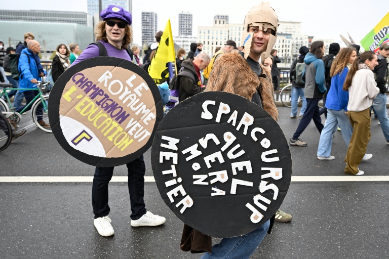 Des manifestants costumés dans un défilé lycéen à Nancy, le 13 octobre 2026