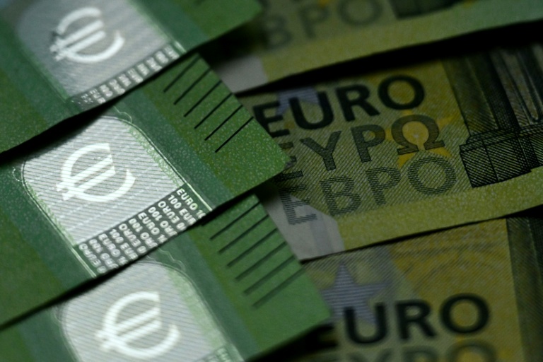 Le logo de l'euro sur des billets de 100 euros, décembre 2025