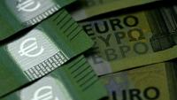 Le logo de l'euro sur des billets de 100 euros, décembre 2025